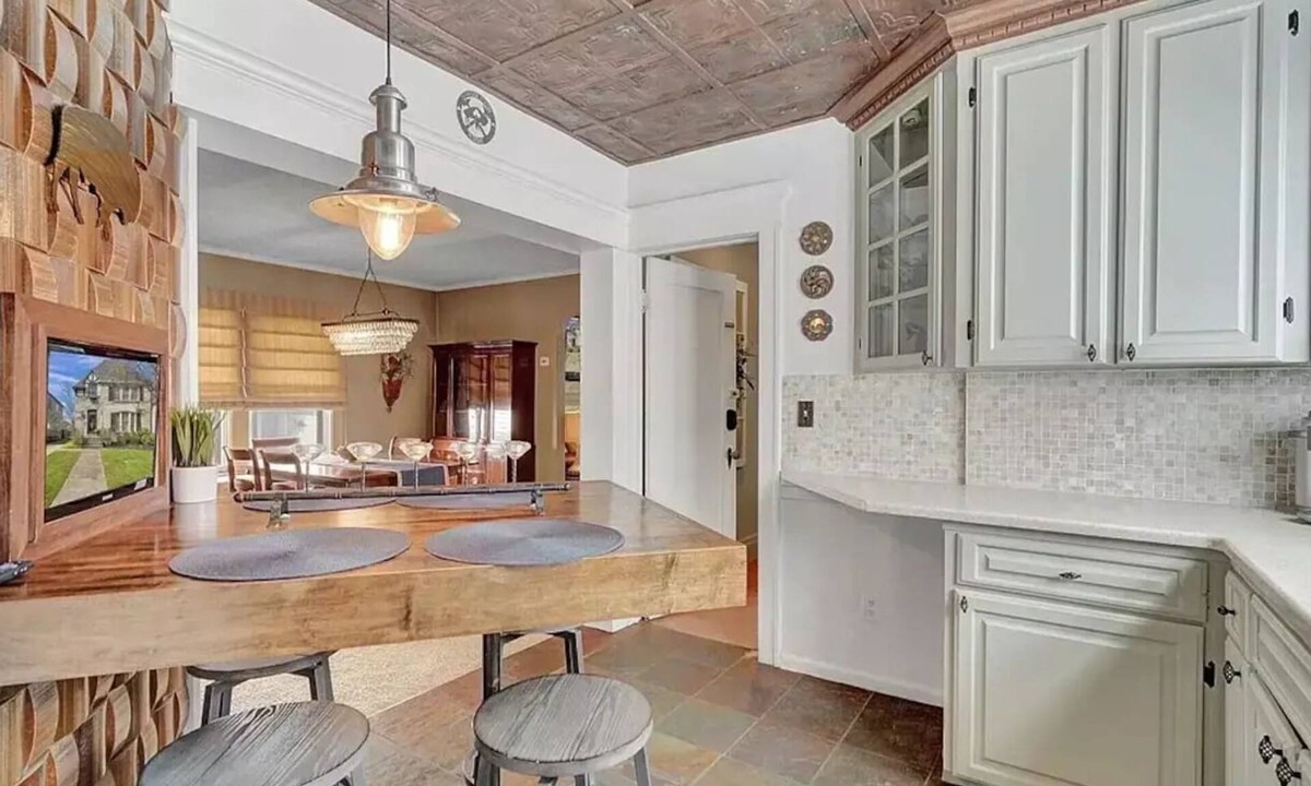 North Buffalo Apartment | North Buffalo Getaway – 2 Floors w Kids Playroom