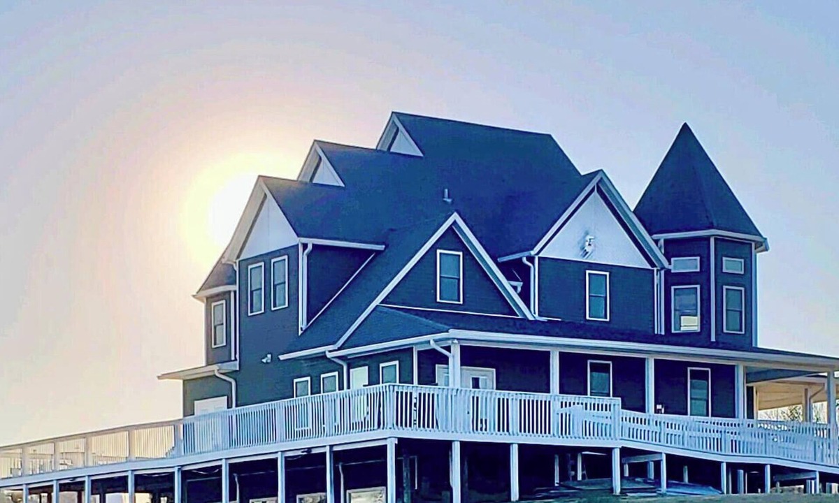Murphysboro House | On the Lake & Wine Trail & a Perfect Getaway for 16+ With an ADA Suite!