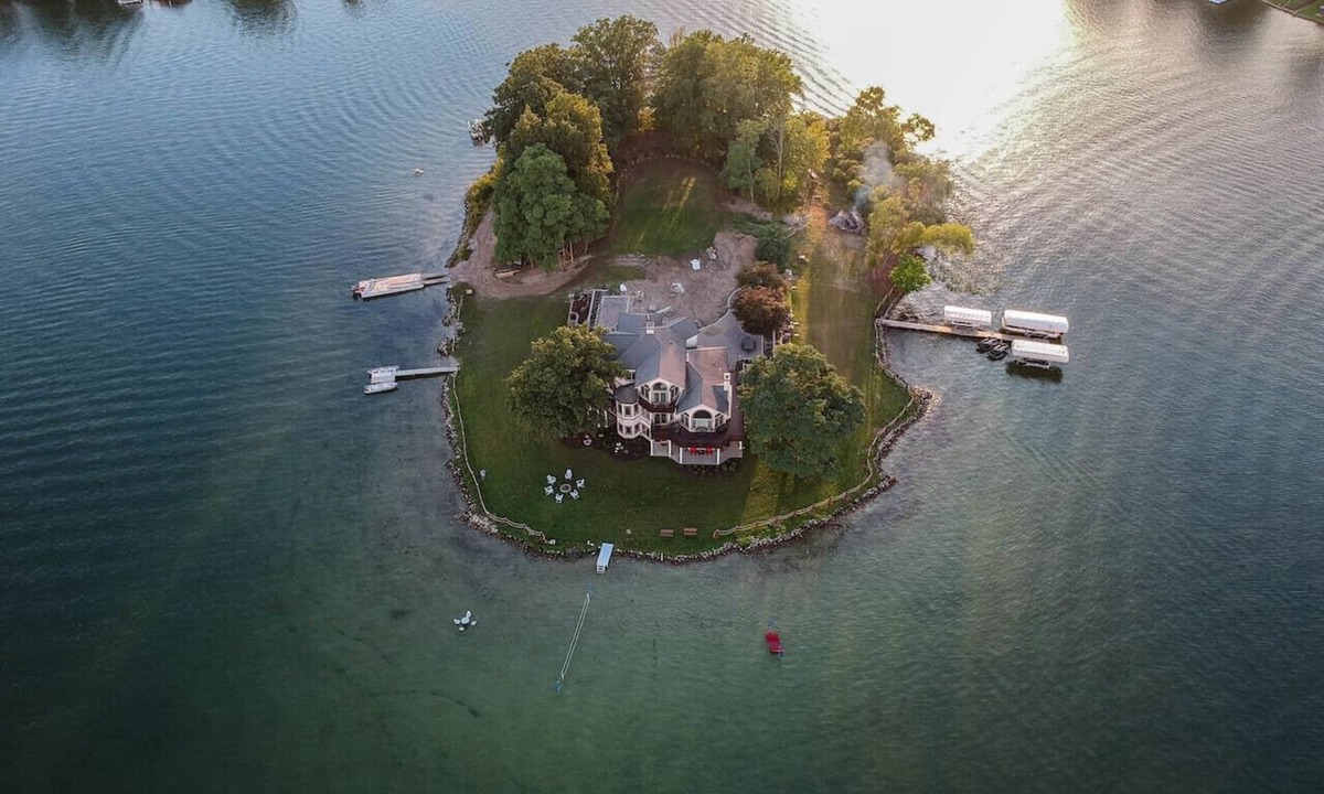 Battle Creek House | Paradise Island the real fantasy Nou'veau riche
