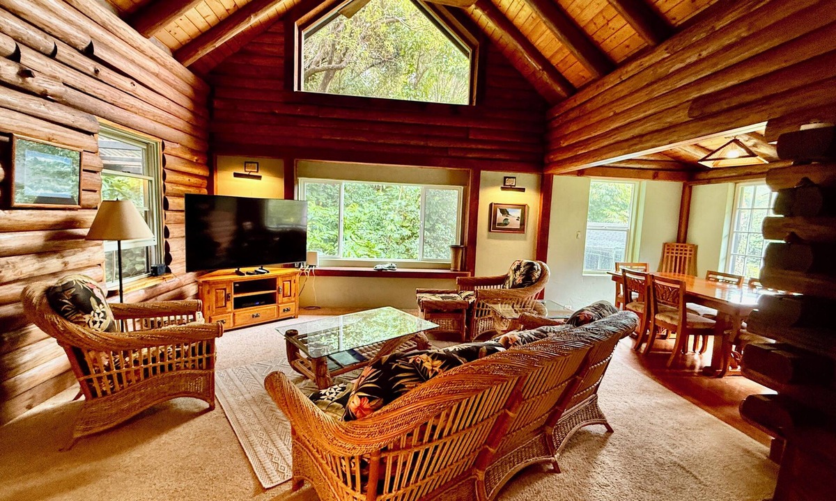Makawao House | PERMITTED Charming LOG HOUSE Farm Stay! Upcountry Maui. Magical and Peaceful!