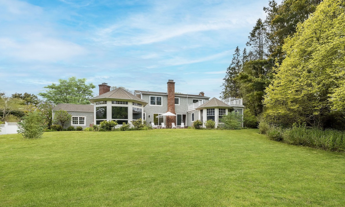 Pantigo Road Historic District House | pristine neighborhood: walking distance to town as well as the beach