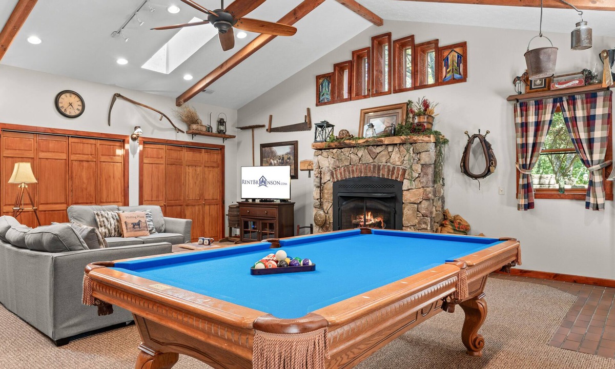 Blue Eye House | Private One-Level Carriage House, Hot Tub, Pool Table, Dog Friendly & Car Charger