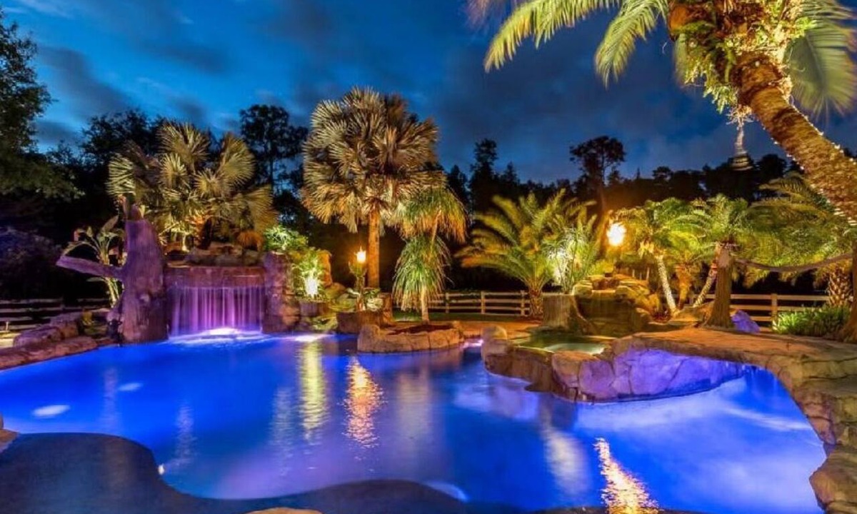 Greater Northdale House | Private Resort-Style Pool w/Lazy River, Grotto & Hot Tub – Golfers & Pups Love!