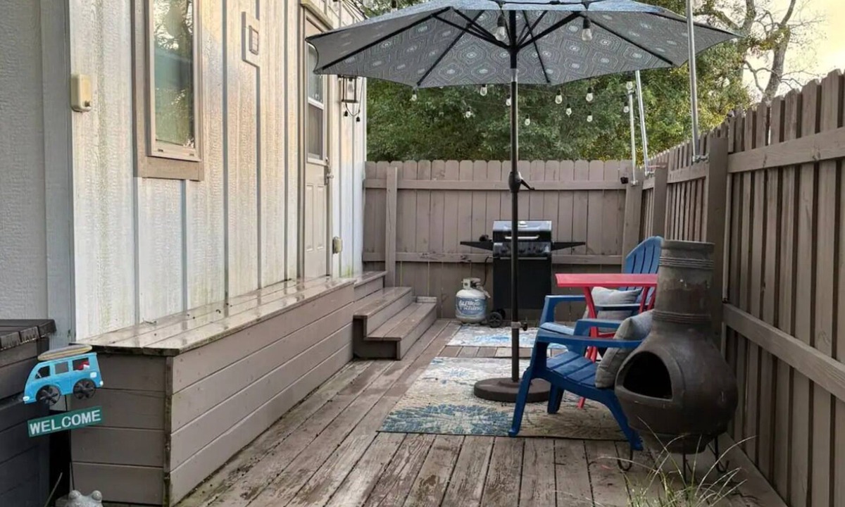 Northeast Pensacola Cottage | Private Tiny Home w/Courtyard, Grill & Quiet Location – Sleeps 2