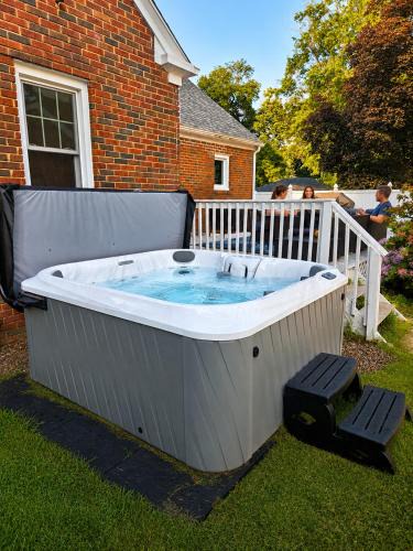 South Bend House | Profs Riverside Haven Art & Style Sleeps 10
