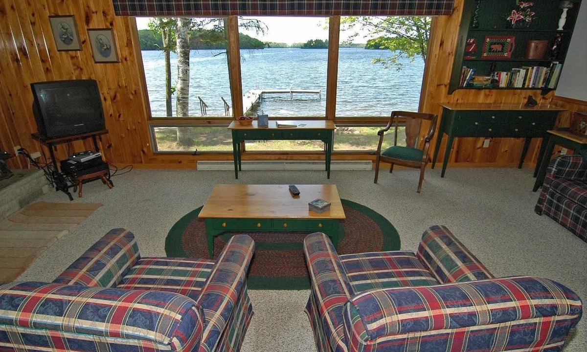 Cable House | Ranch-Style Seidls Home Feet away to Lakeshore by RedAwning