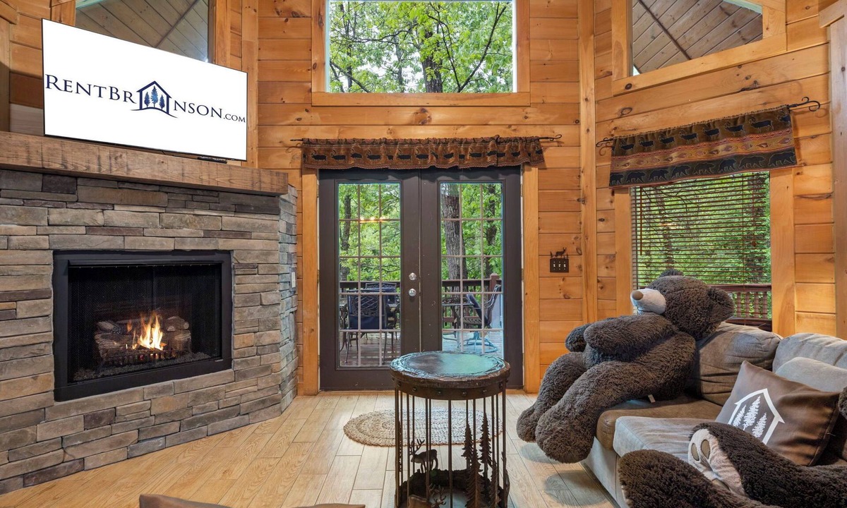 Branson Cedars Cabin | Refreshed Three Bear Log Cabin, Vaulted Ceilings, Private Hot Tub, Car Charger, Close to Big Cedar