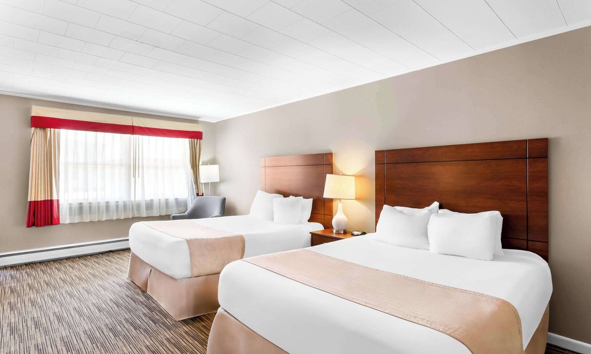 Gorham Hotel | Rodeway Inn Gorham Riverside