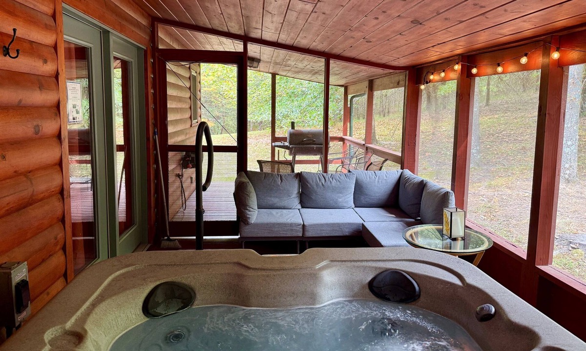 Carbondale Cabin | Romantic Cabin w/Hot Tub Near Carbondale