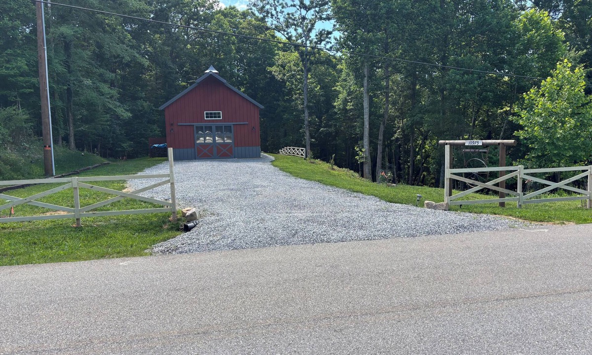 Loudon Apartment | Romantic Secluded Retreat! 1 Bedroom Barndominium- Adults Only