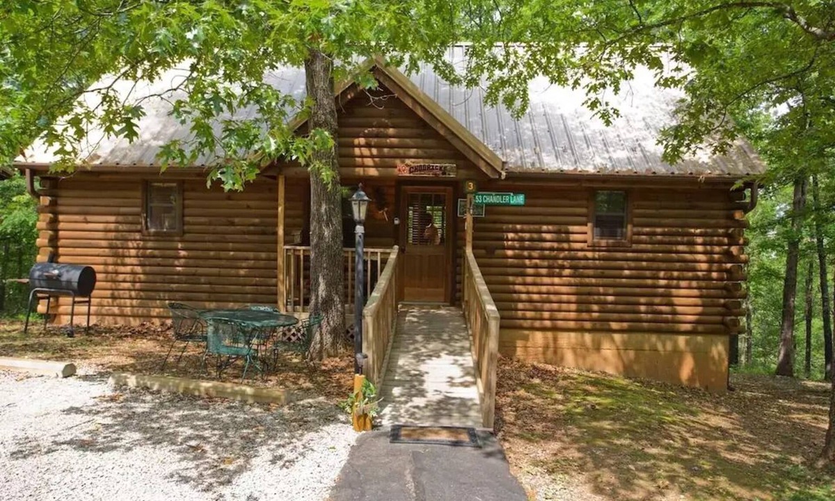 Notch Estates Cabin | Rustic Log Cabin w/Fireplace 10 min to Silver Dollar City Screened Porch