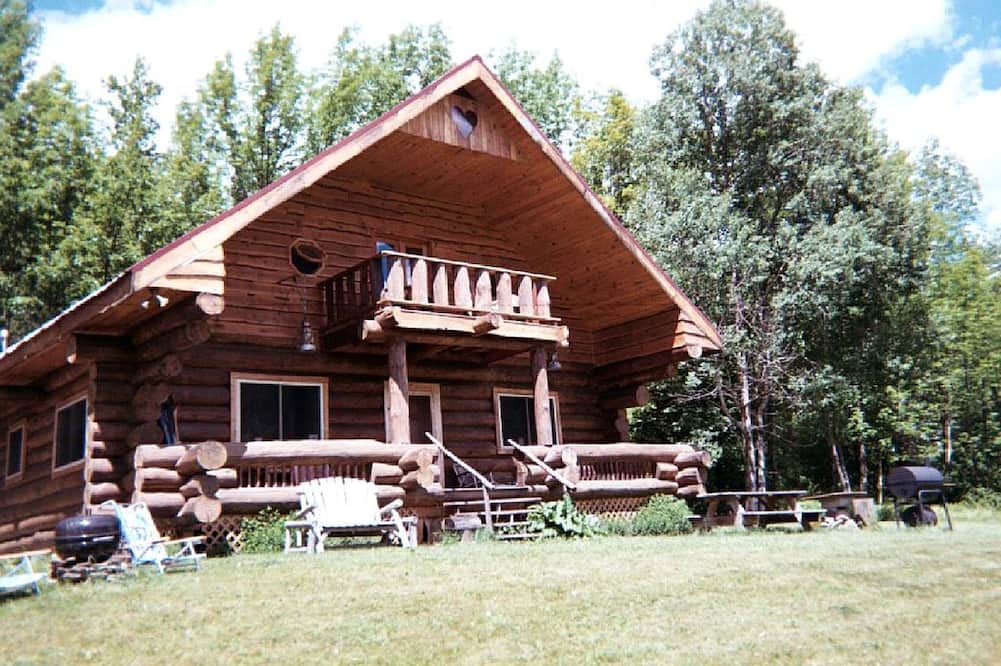 Jefferson Cabin | Rustic Ski Log Cabin for Six People with Outdoor Fire Pit near the Catskill Mountains