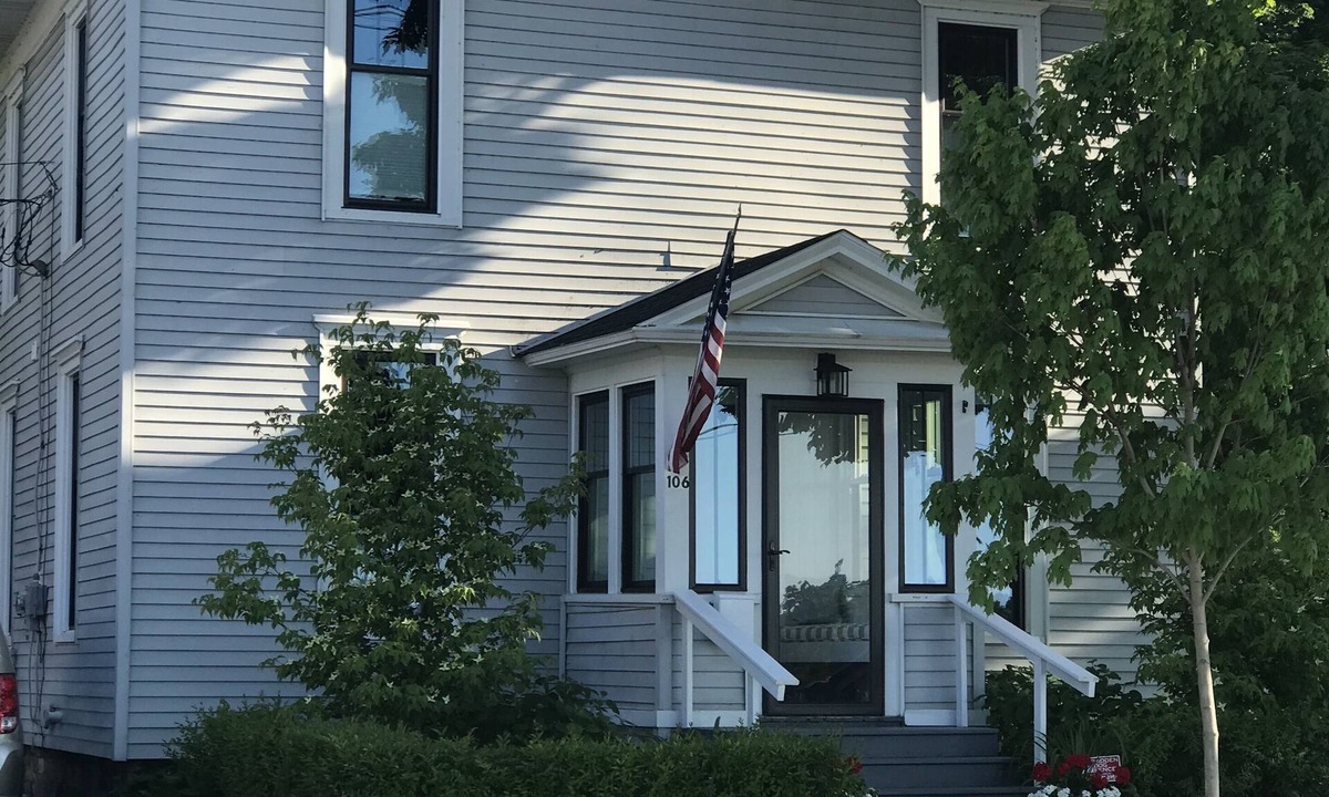 Charlevoix Apartment | SAVE. 30% UNTIL JUNE 16 2026. ONE BLOCK DOWNTOWN HARBOR AND RESTAURANTS