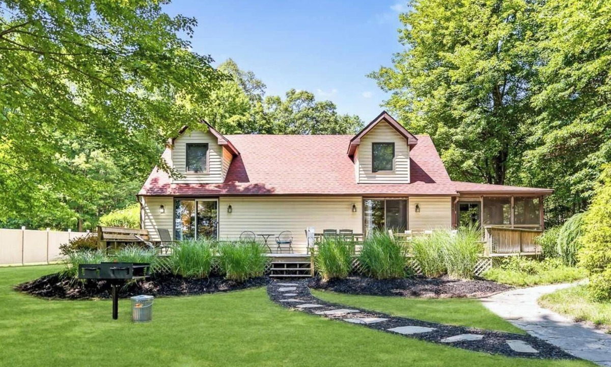 Kendall House | Scenic and Stunning Lakefront Home with Large Yard