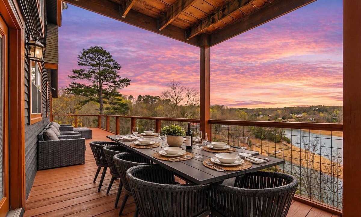 Dandridge Cabin | Secluded Lakefront Estate: Private Dock, Huge deck w/views, Kayaks, Hot Tub