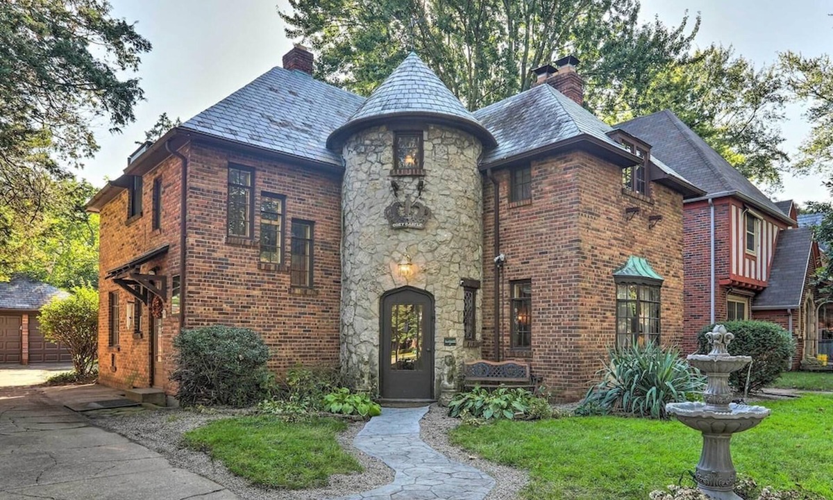 Ottawa House | Secor Castle-4 BR/3.5 BA, Arcade, Jacuzzi Tub, 1 mile to UT!