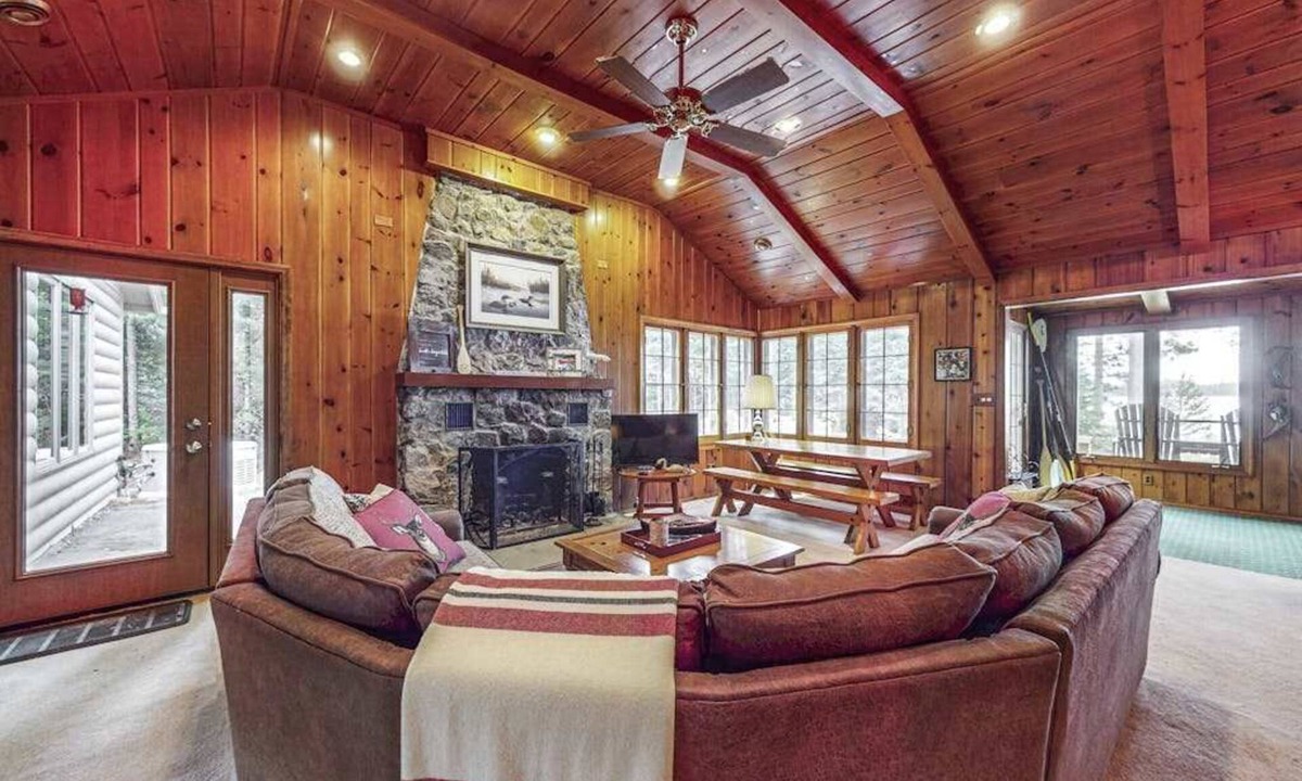 Boulder Junction House | Serene Lakefront Home w/Wifi, docks, kayaks, gas grill, fire pit & more
