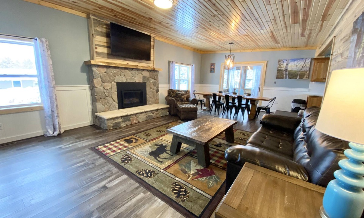 Au Train House | Snowmobile Friendly! Ample Parking-only 1 block to trail! Clean w cozy Fireplace