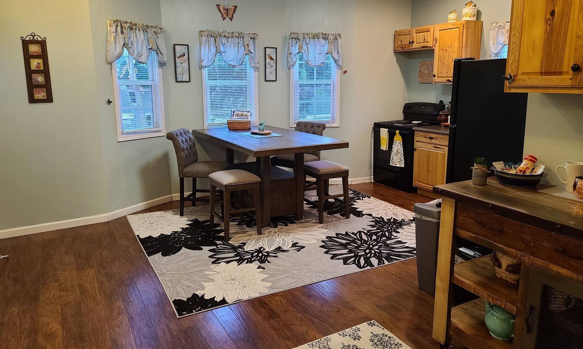Perry Apartment | Spacious 2 Bedroom Loft w/ Full Kitchen & Full Bath