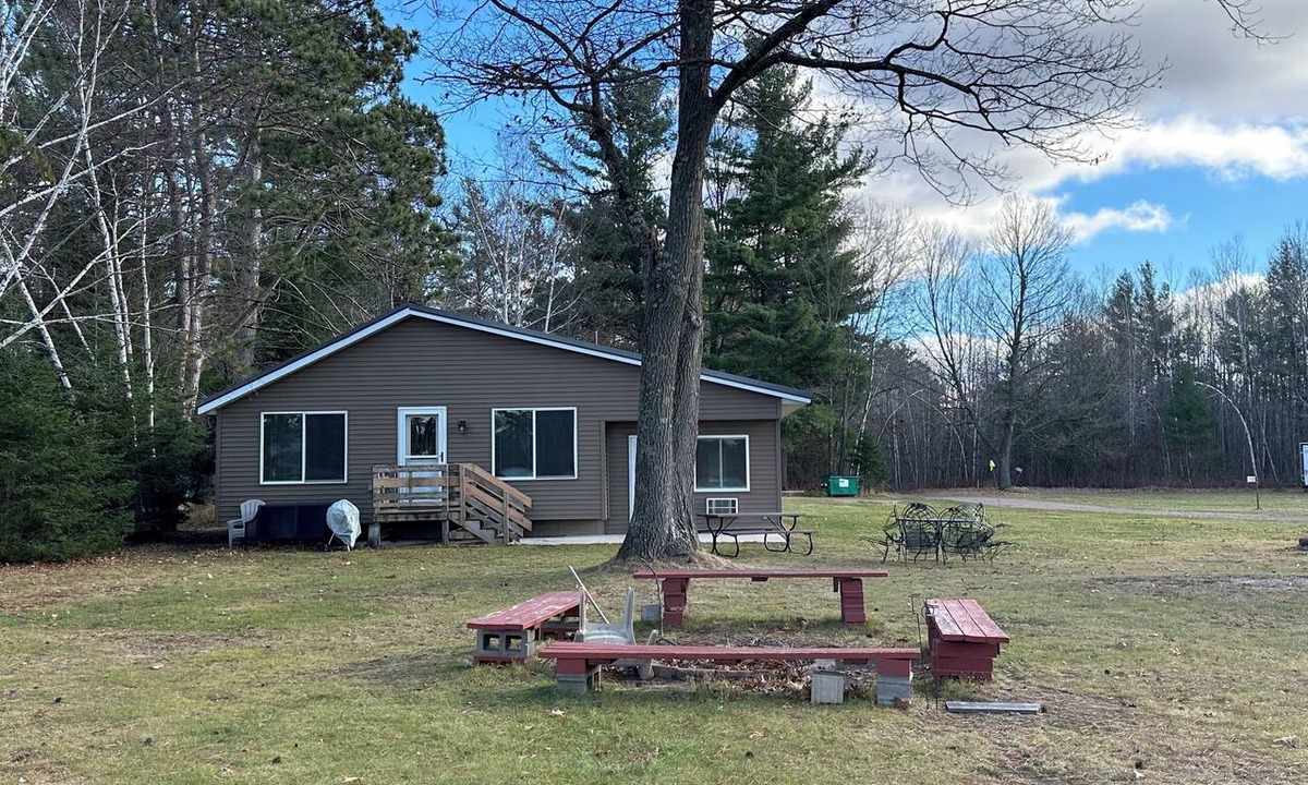 New Post Cabin | Spacious 3-Bedroom Cabin on Beautiful Blueberry Lake