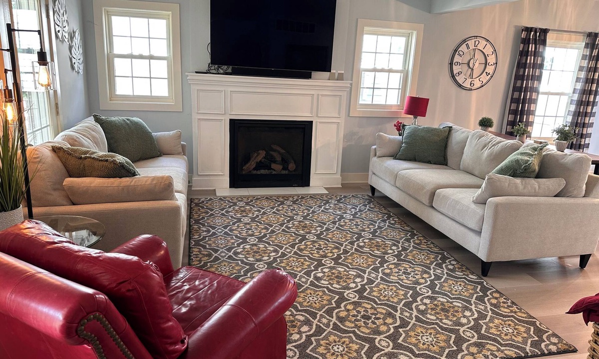 Harters Heights House | Spacious 4 Bedroom with Loft in Harter Heights. Walk to Notre Dame!