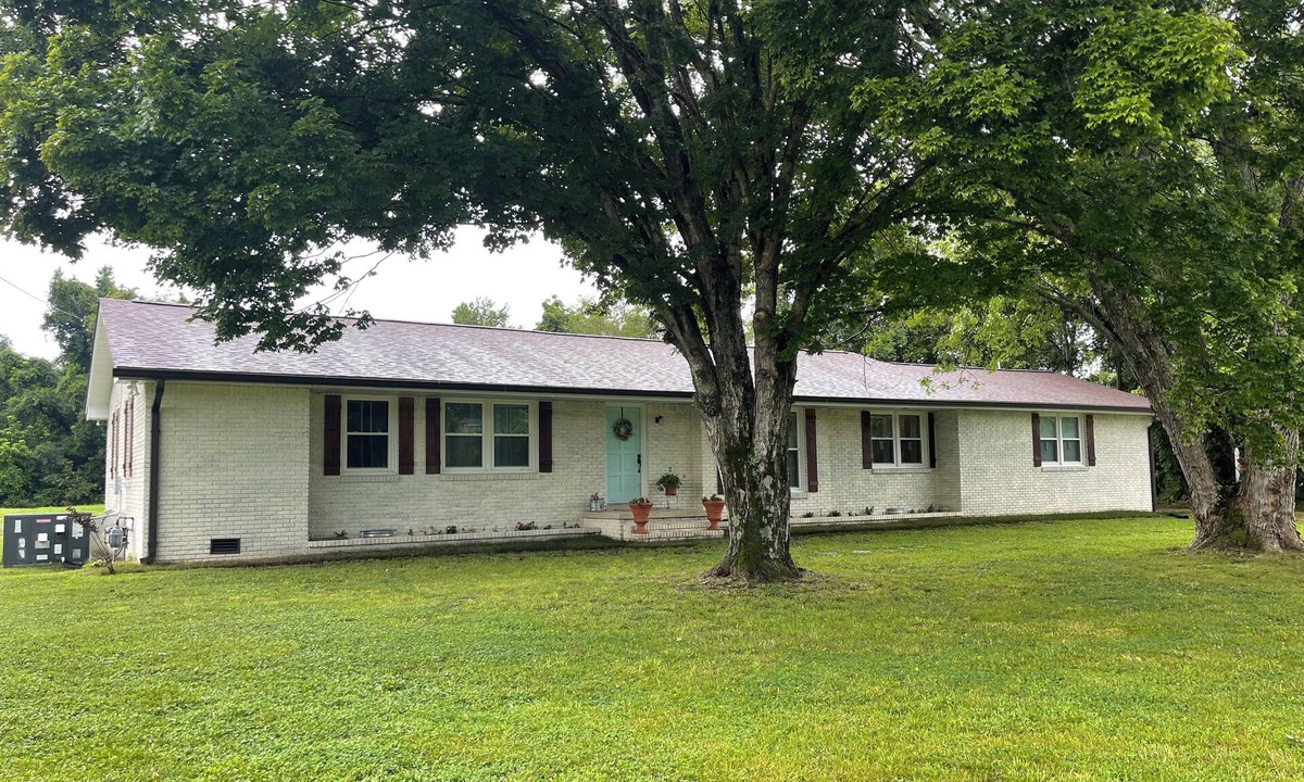 Waverly House | Spacious 4-br/3ba home in marvelous Waverly. Boasting a lg yd with a small creek