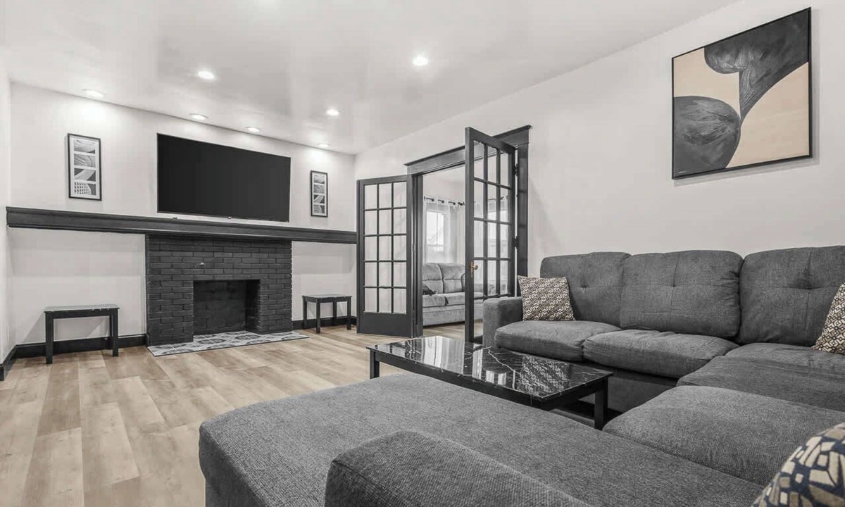 Downtown Niagara Falls House | Spacious 8-bedroom home in Niagara Falls Perfect for groups!