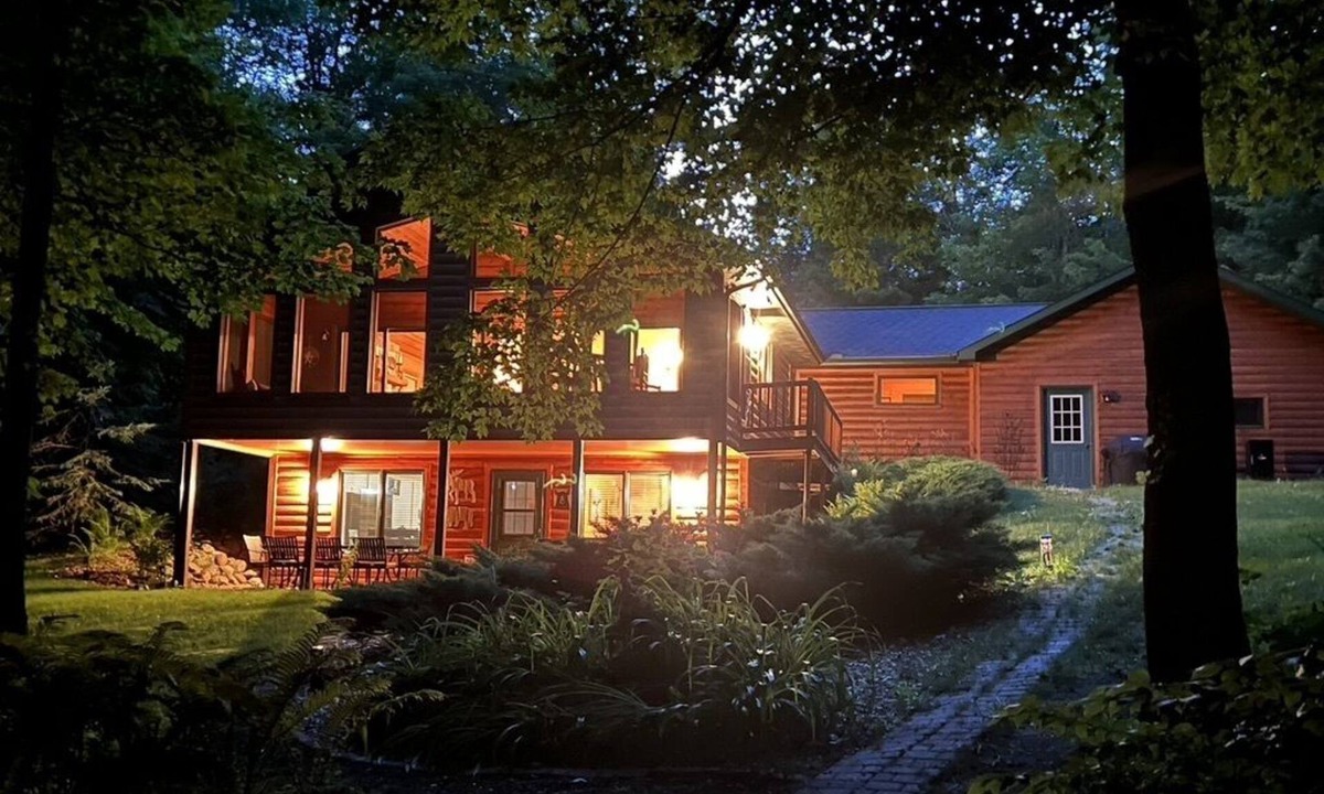 Tomahawk House | Spacious and Charming 3BR 3BA 2 Story Log Home, Canoe, Kayaks Included