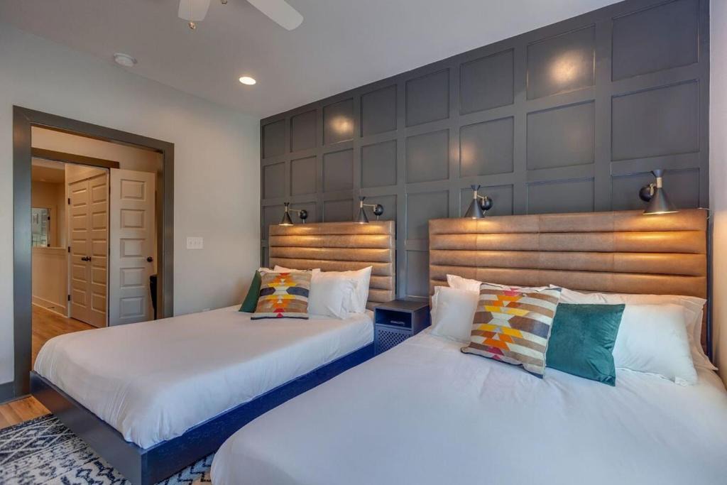 Greenwood House | Spacious And Walkable East Nash Designer Twin Homes Sleep 20 With Smart TVs Workspaces And Fast WiFi 2 Garages And Full Kitchens Walk to Mas Tacos 10 Min To Broadway 24 Hr Hospitality