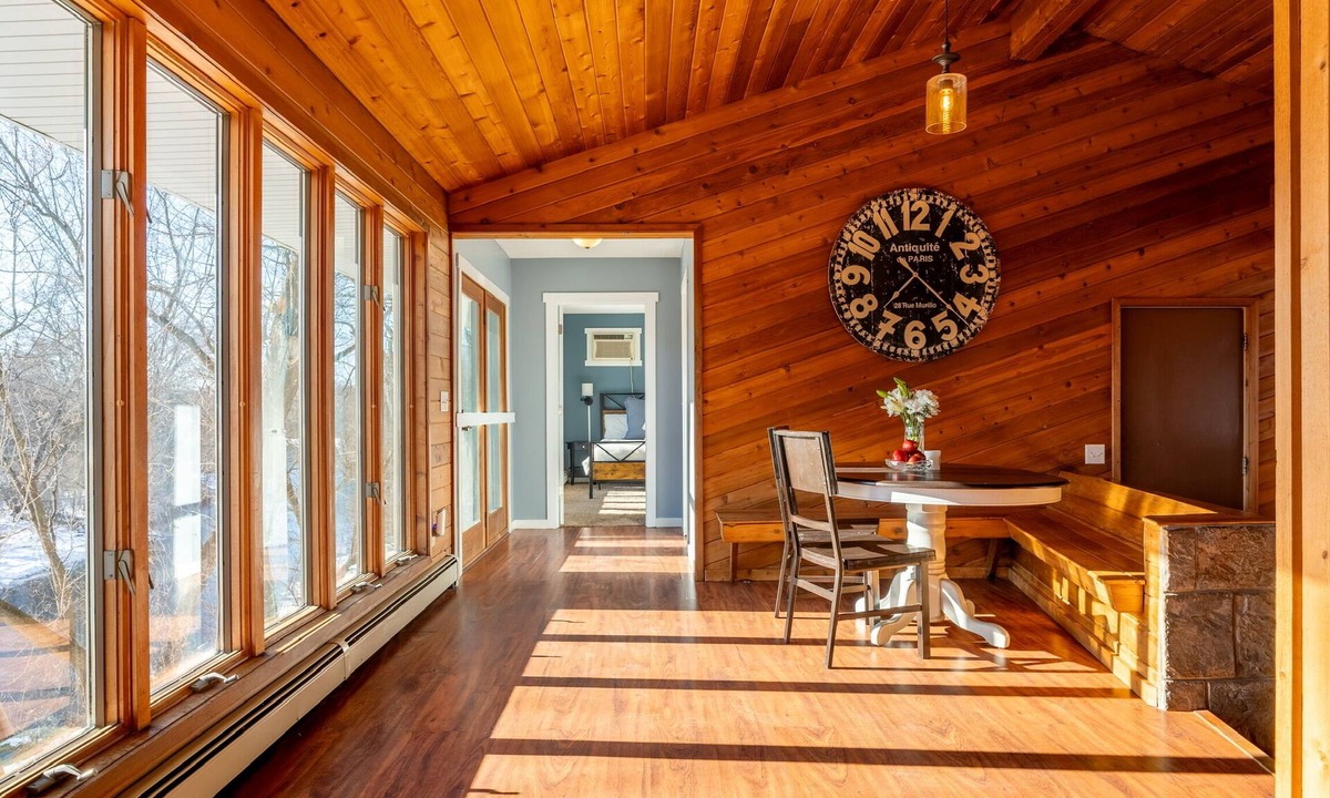 Star Prairie House | Spacious & Cozy home on The Apple River- Hiking, Tubing, Skiing, Racing, 12+ ppl
