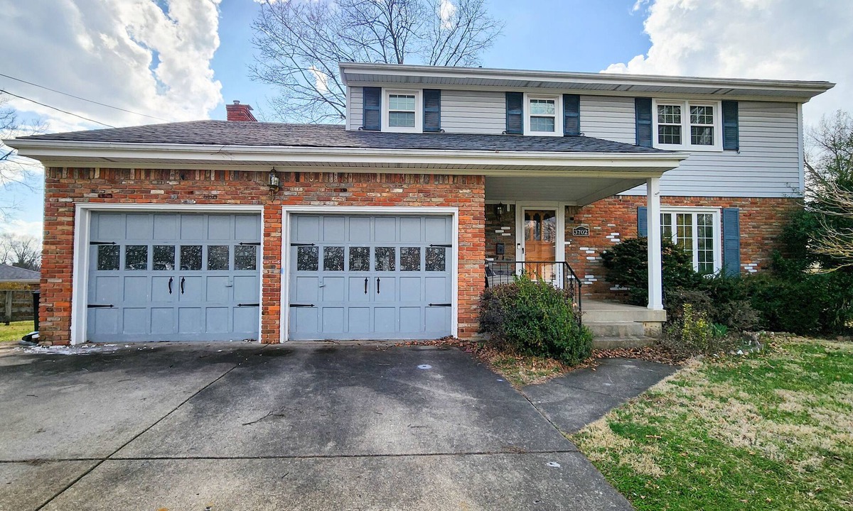 Klondike House | Spacious Escape: Five Bedroom Home Near Airport, Expo Center