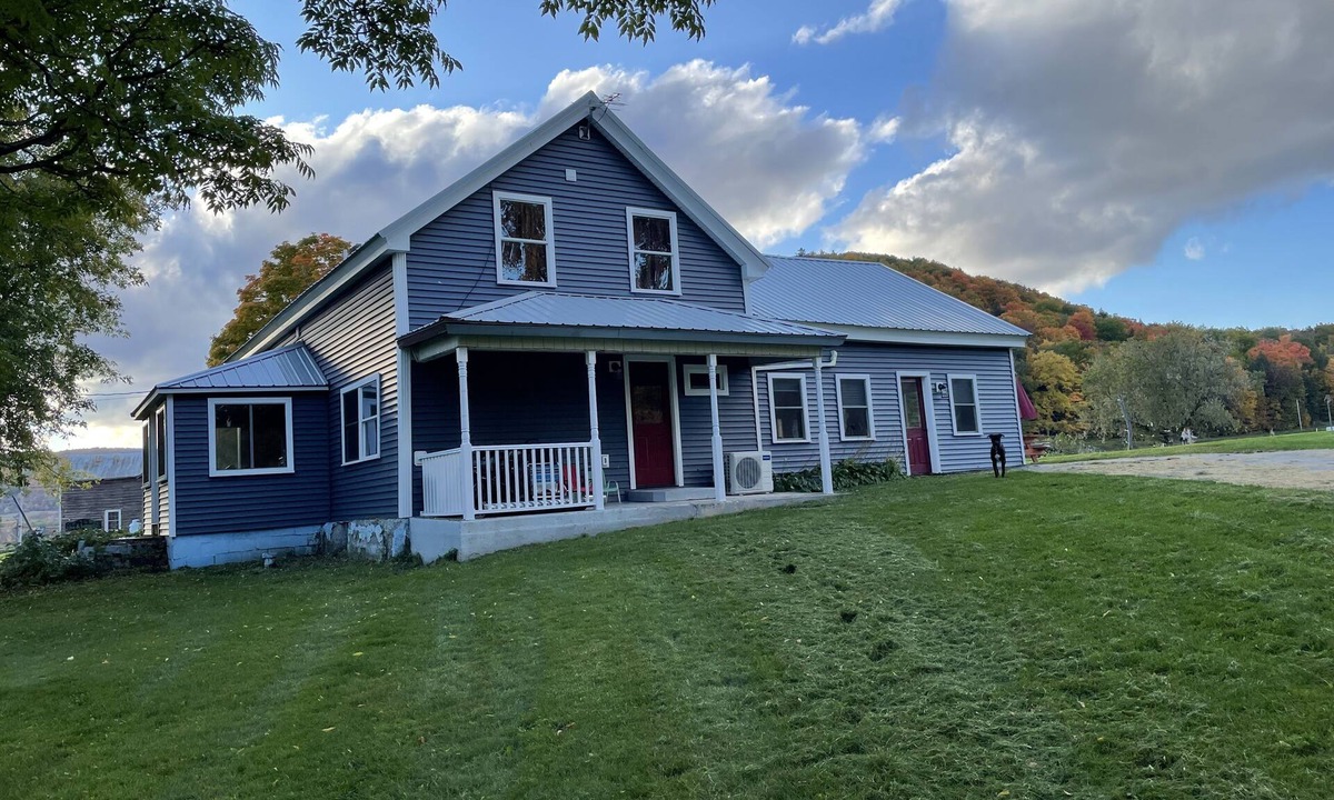 Dorloo House | Spacious farmhouse on 3+ acres. Pet and family friendly!