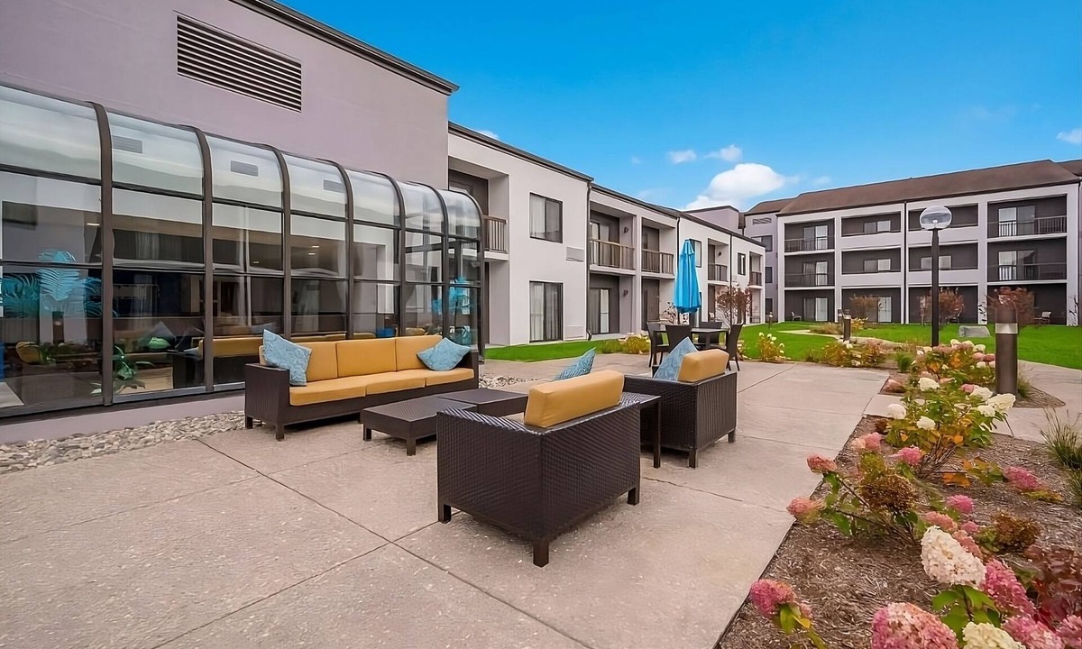 Auburn Hills Apartment | Spacious Good-Value Accommodation! 2 Lovely Units, Swimming Pool, Parking!