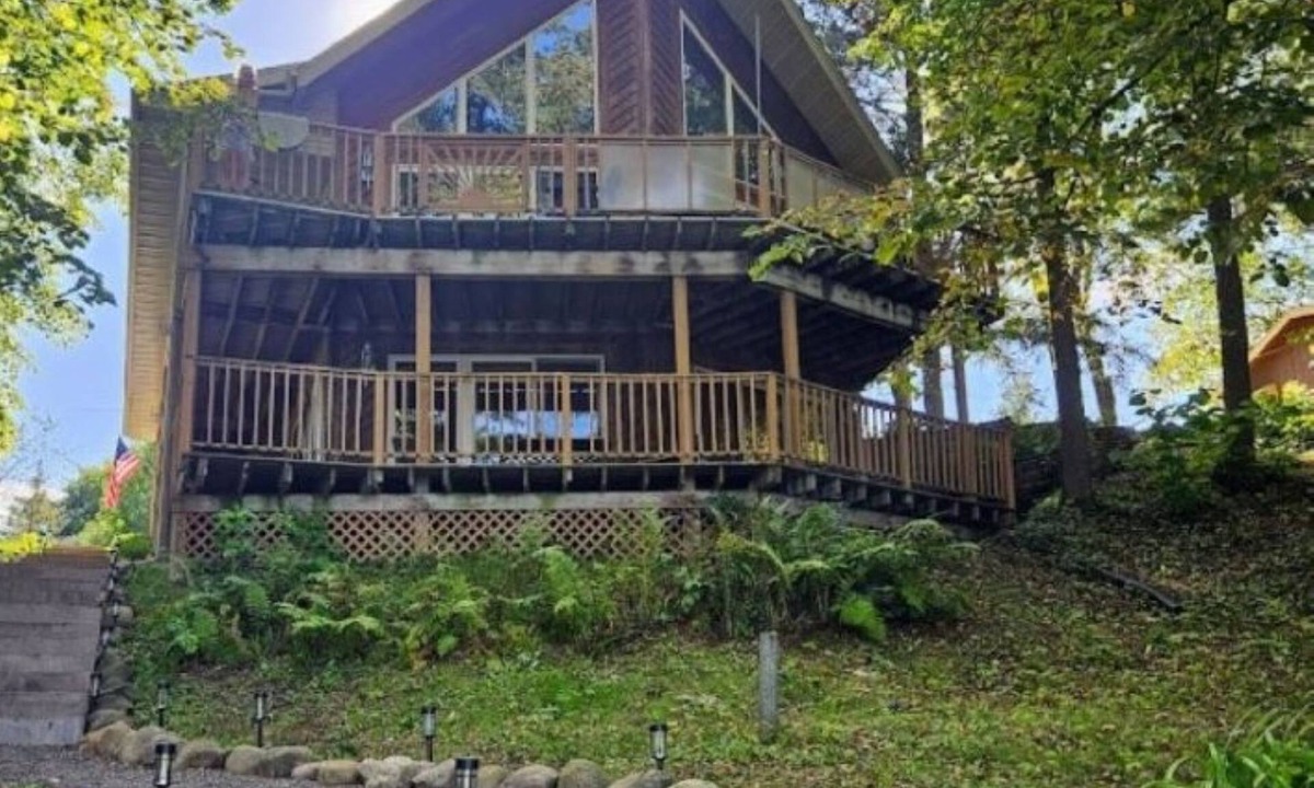 Turtle Lake House | Spacious Lakefront Getaway-3BR+Loft, private dock, kayaks/canoe & cozy Fire Pit.