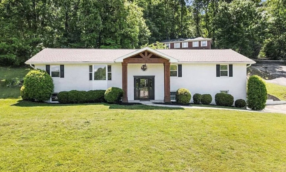 Cleveland House | Spacious Open Concept 3 bedroom Retreat. Beautiful Modern Wood Finished Design