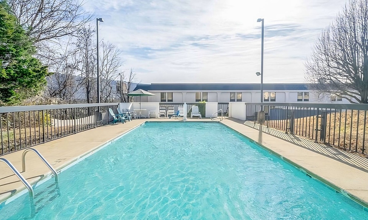 Lookout Valley Neighborhood Association Hotel | Spacious Units in Knights Inn Chattanooga! Near Attractions, Seasonal Pool!