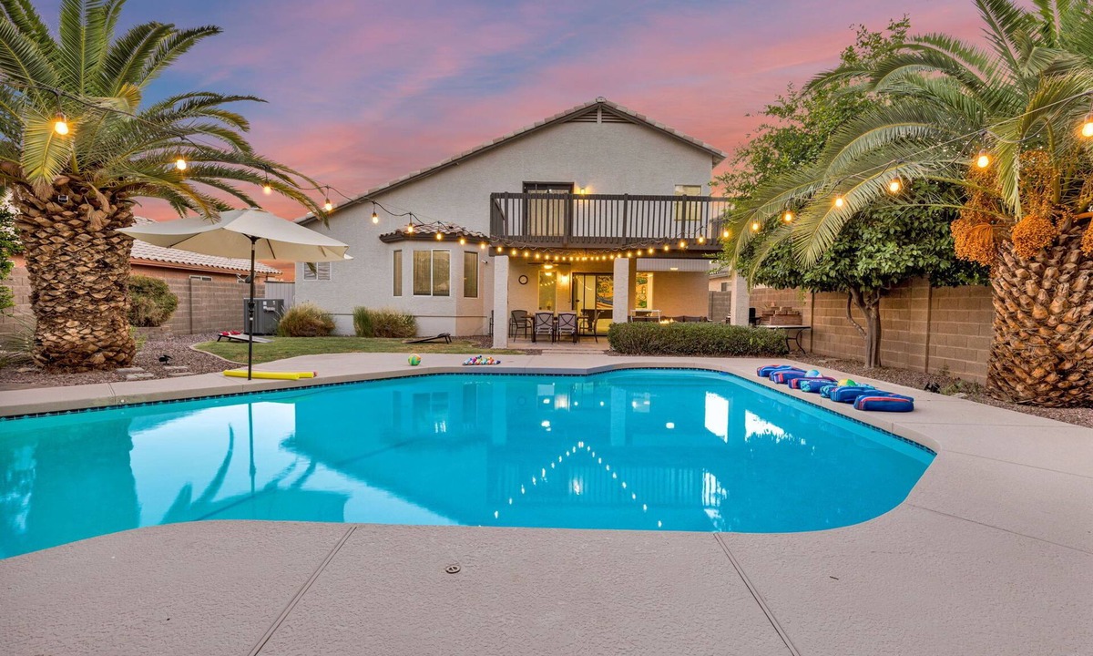 Dave Brown Autumn Hills House | Sparkling Saltwater Pool Spa FirePit Free Netflix WiFi 4BR/3BA