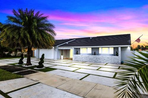 Westchester Villa | Spectacular Miami Resort - Htd Pool,5 Bdrooms ,Mini Golf, Playground, Baby Items, BBQ