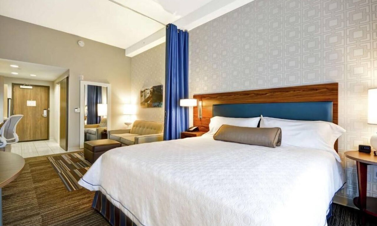 Saint Simons Island Hotel | St. Simons Island's Ideal Oasis: Free Parking Near Neptune Park, Pool, BBQ
