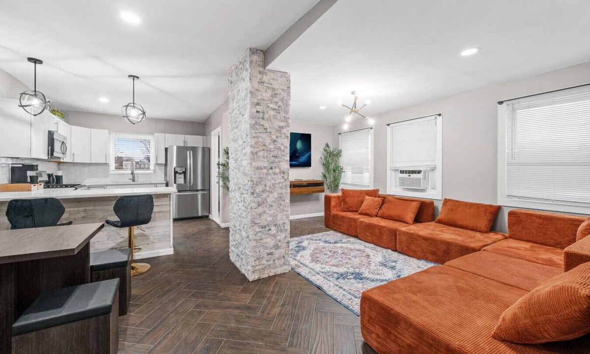 Bayonne House | Steps from the train, minutes to NYC, sleeps 24 in style