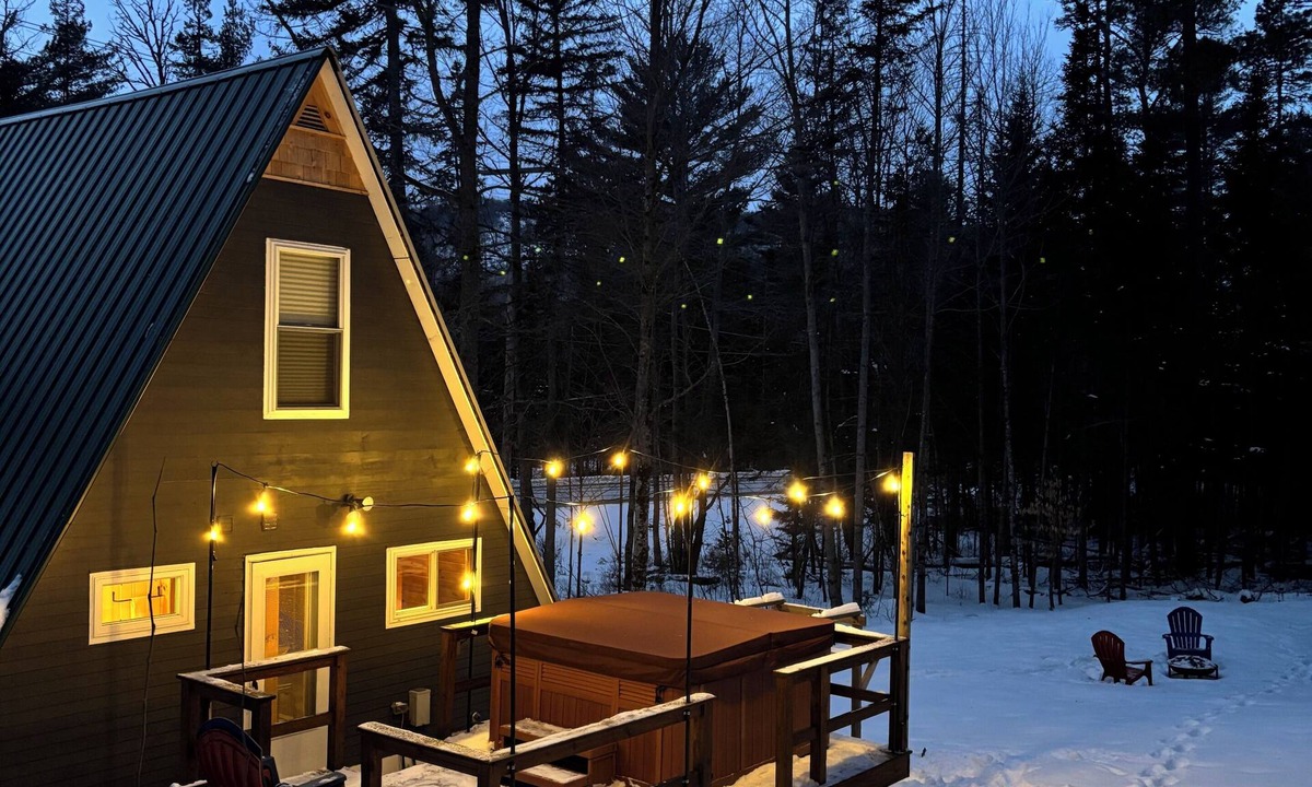 Stratton Cabin | Sugarloaf A-Frame! 6 minutes to the access road. Your private mountain retreat!