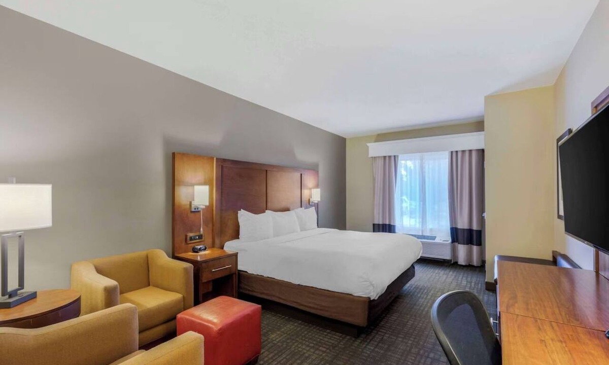 Loveland Hotel | Suite with Relaxing Atmosphere Near Boyd Lake State Park + Breakfast and Pool