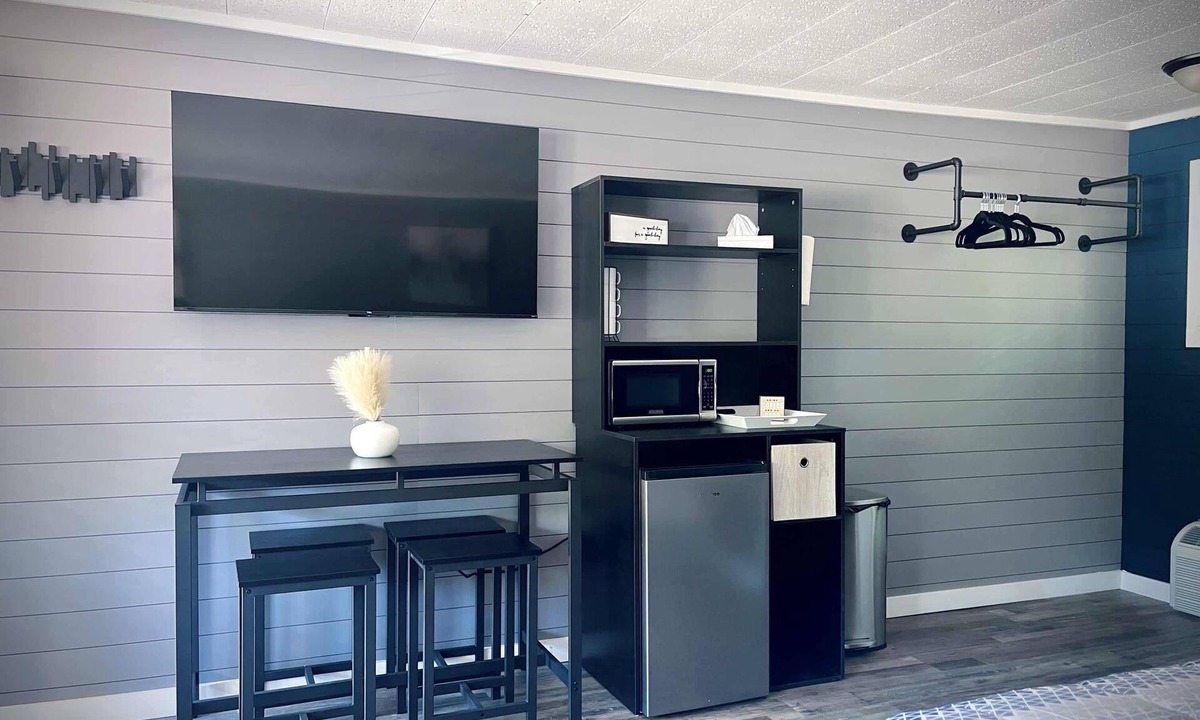 Roscommon Apartment | TeePee Room 11-Newly Renovated