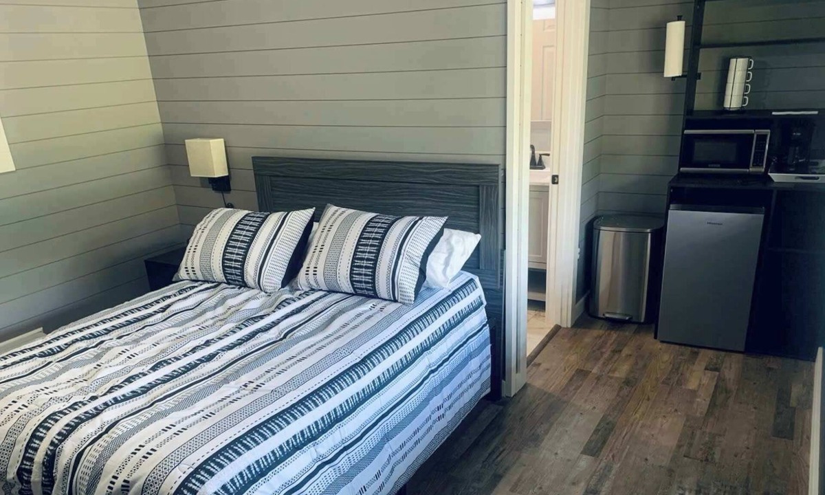 Roscommon Apartment | TeePee Room 6- Newly Renovated