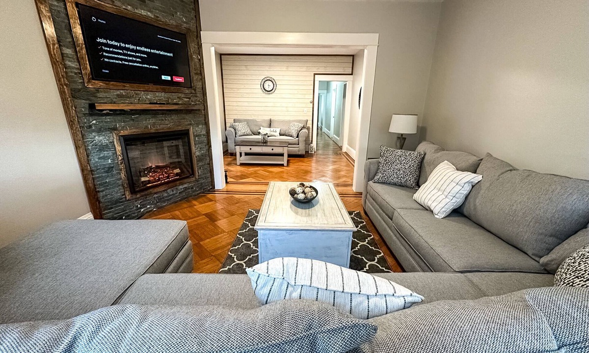 Albany House | “The Allen House” Charming 3-Bed/2-Bath Sleeps 8. Fantastic location in Albany