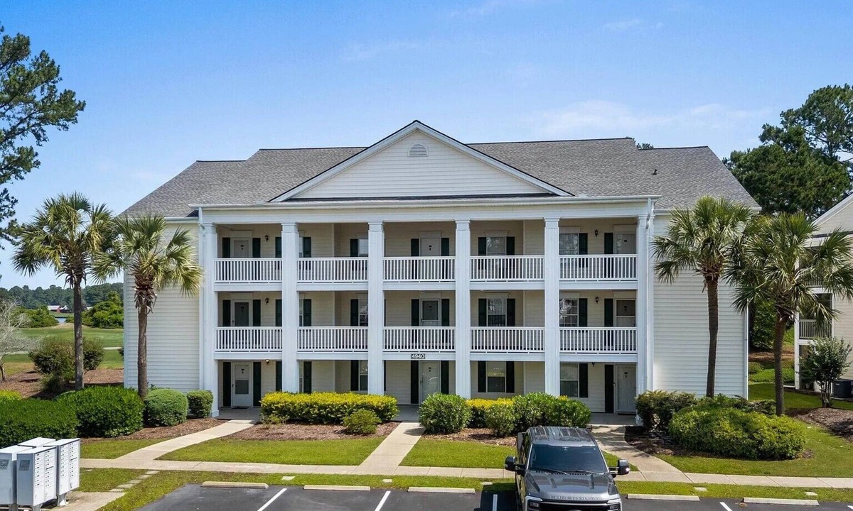 Waterford Plantation Condo | The Allure of an exceptional 2-bedroom, 2-bathroom top-floor end unit condo