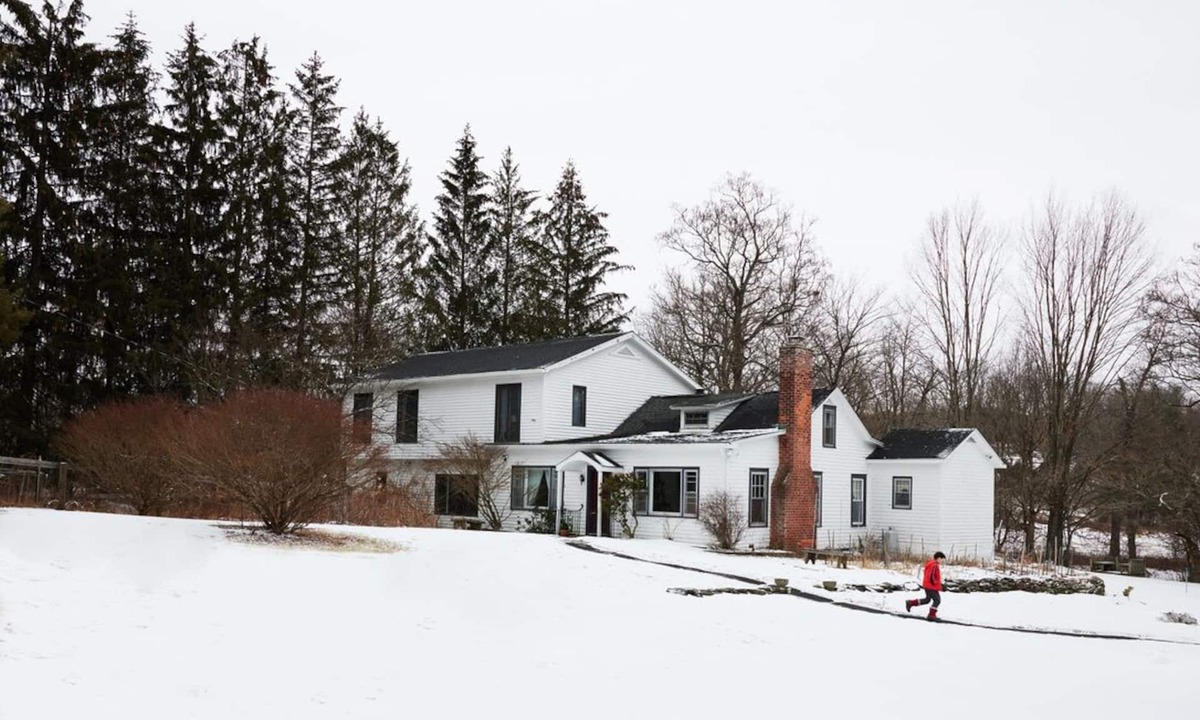 Taghkanic House | The City Farmers Upstate. 15 min from Hudson. Family friendly. Hot tub and Sauna