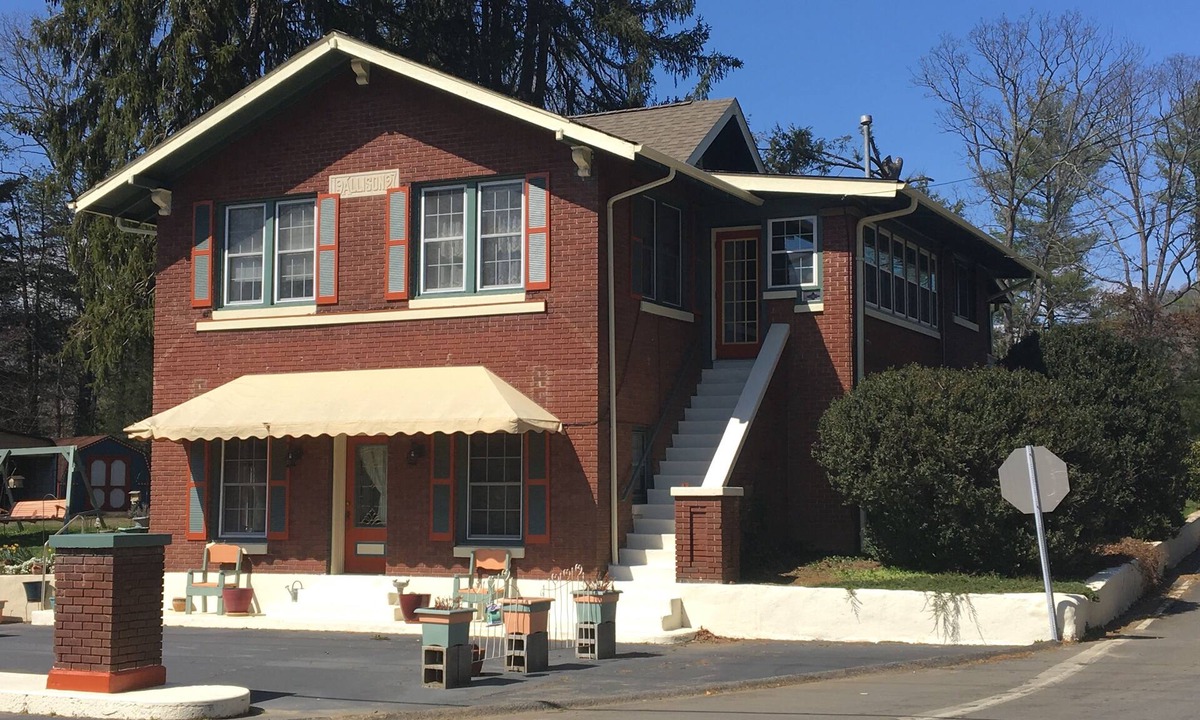 Black Mountain House | The Filling Station of Black Mountain; 3BR/1BA -Newly added daybed in sunroom!