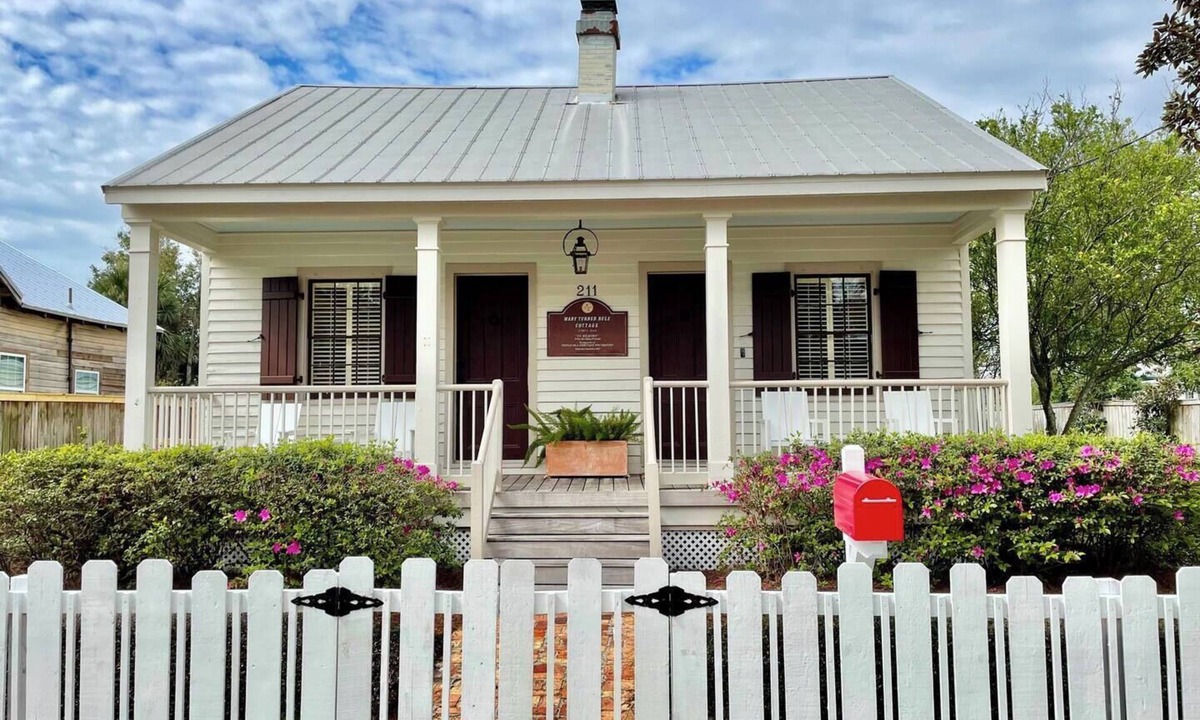 Seville Historic District Cottage | Timeless Beauty: Historic MTR Cottage Garden, Seville Square Neighborhood