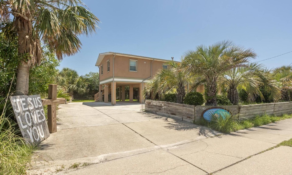 Villa Primera House | Tropical Beach House 2 blocks to Gulf and 1 block to Sound